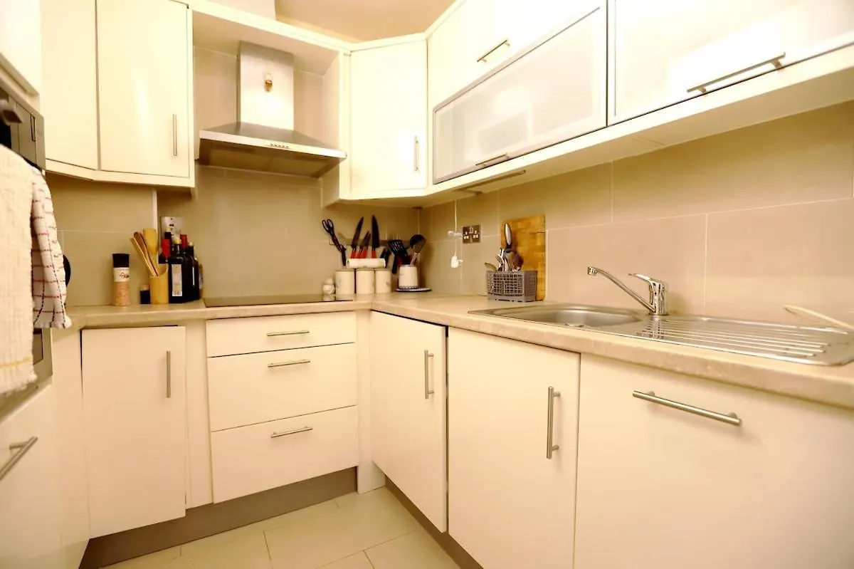 Modern Two Bed Apartment With Parking Dublino 0*,